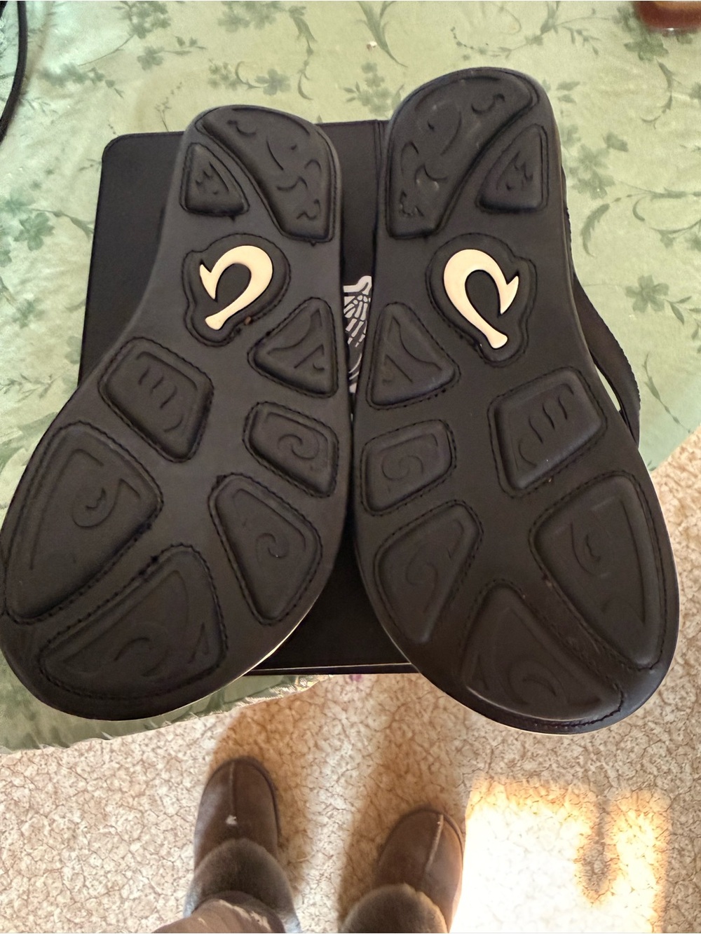 OluKai Men's Black and Brown Leather Flip Flops with Tribal Insole like new - Picture 3 of 4